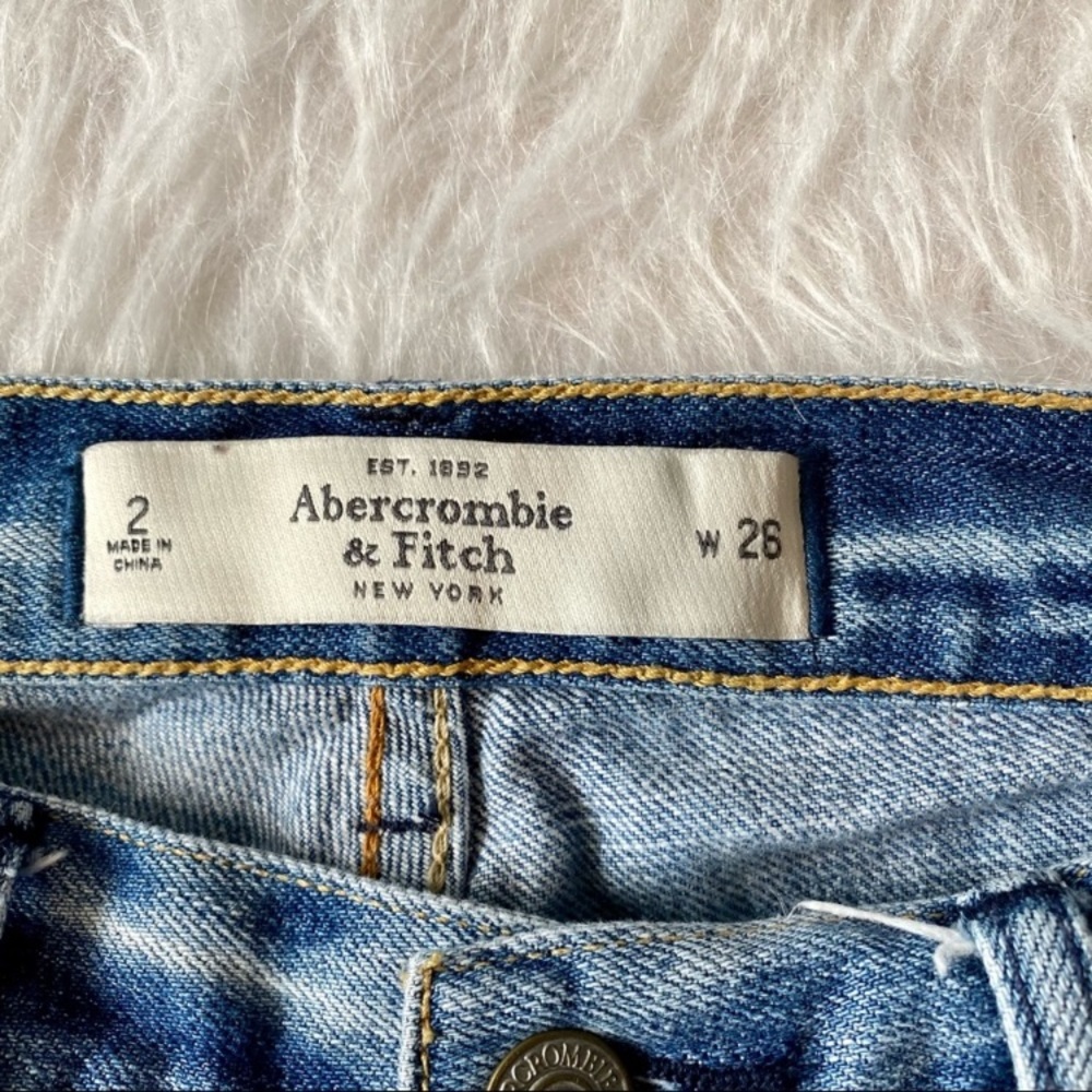 Abercrombie & Fitch long Bermuda
jean shorts distressed size 2 or 26 - Picture 2 of 6